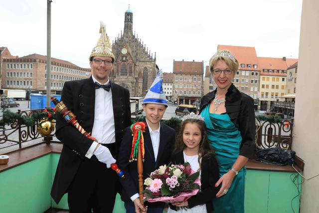 Die Prinzenpaar zu Narrenberg: Prinzessin Erika III. und Prinz Sebastian I. mit dem Zwillings-Kinderprinzenpaar Vivienne I. und ihrem um 11 Minuten älteren Bruder Prinz Collin I.
