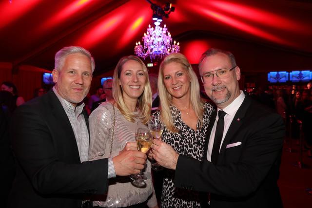 Unternehmer Michael Lorz (li.) mit Gattin Sybille und Opernball-Macher Simon Röschke mit Ehefrau Janine. | Foto: John R. Braun