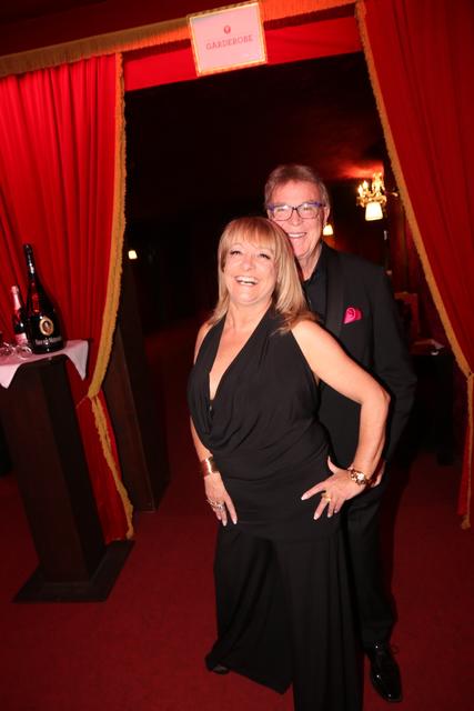 Modelady Dominic Armbrüster ("Herzog Braut- und Abendmode") und Ehemann Detlef.