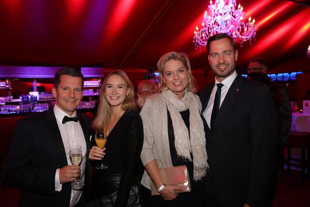 Hit Radio N1-Morgenrakete Flo Kerschner (li.) mit seiner Frau Steffi, CSU-Landtagsabgeordneter Jochen Kohler mit Gattin Judith. | Foto: John R. Braun