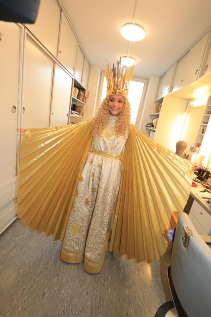 Das Nürnberger Christkind Benigna Munsi bei der Anprobe im Opernhaus.  | Foto: Udo Dreier