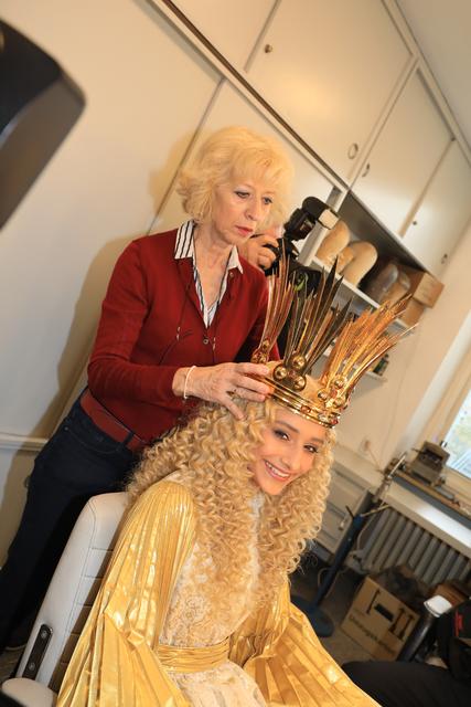 Das Nürnberger Christkind Benigna Munsi bei der Anprobe im Opernhaus.  | Foto: Udo Dreier