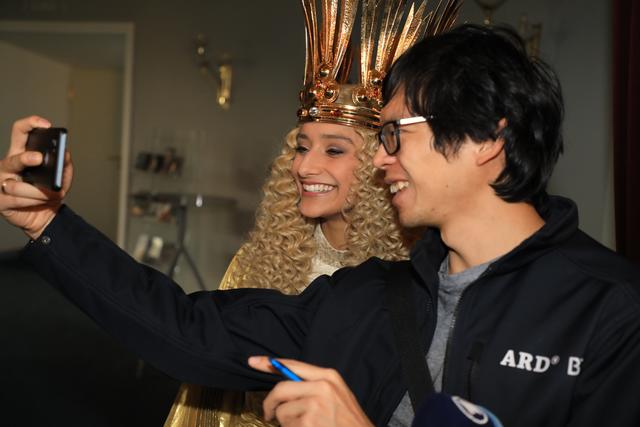 Das Nürnberger Christkind Benigna Munsi bei der Anprobe im Opernhaus.  | Foto: Udo Dreier