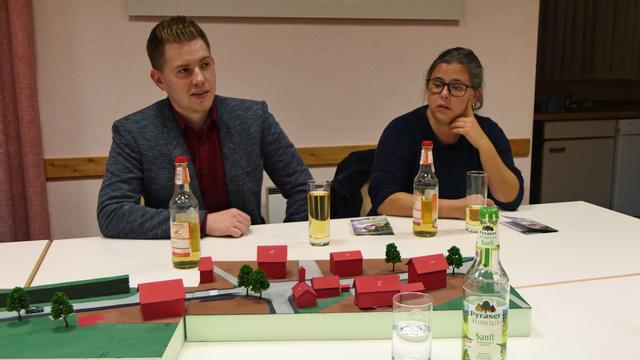 Geplant war ein einstündiger Meinungsaustausch, der dann aber drei Stunden dauerte. Im Vordergrund ist das Modell der Staatsstraße zu sehen.