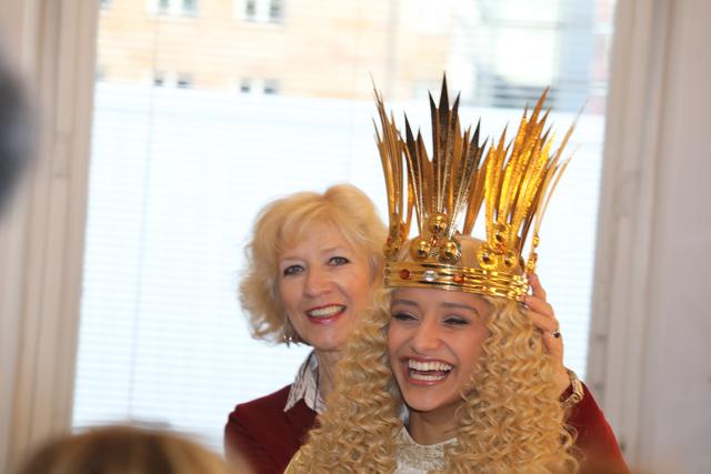 Das Nürnberger Christkind Benigna Munsi bei der Anprobe im Opernhaus.  | Foto: Udo Dreier