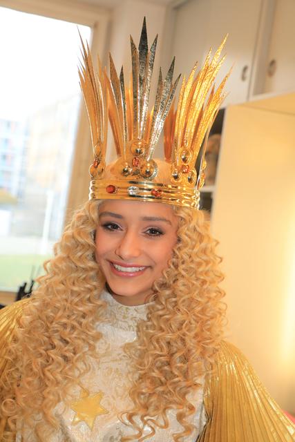 Das Nürnberger Christkind Benigna Munsi bei der Anprobe im Opernhaus.  | Foto: Udo Dreier