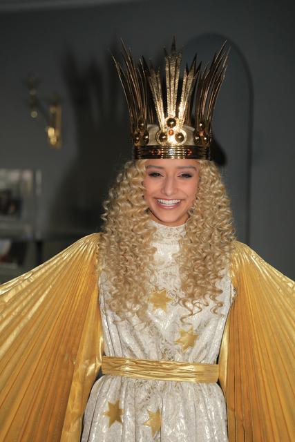 Das Nürnberger Christkind Benigna Munsi bei der Anprobe im Opernhaus.  | Foto: Udo Dreier