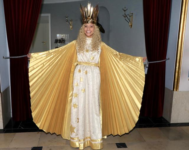 Das Nürnberger Christkind Benigna Munsi bei der Anprobe im Opernhaus.  | Foto: Udo Dreier