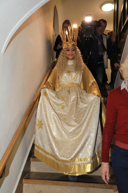 Das Nürnberger Christkind Benigna Munsi bei der Anprobe im Opernhaus.  | Foto: Udo Dreier