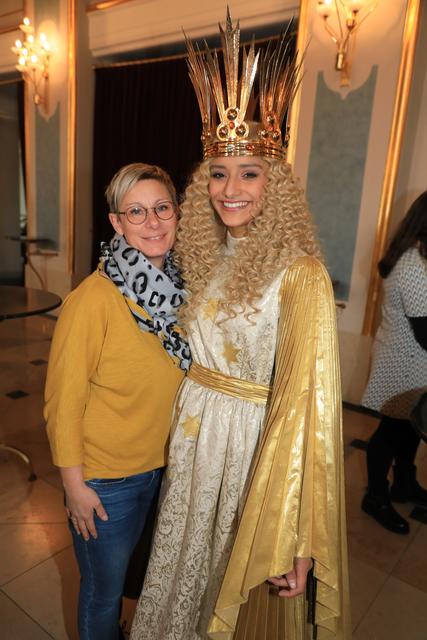 Das Nürnberger Christkind Benigna Munsi bei der Anprobe im Opernhaus.  | Foto: Udo Dreier
