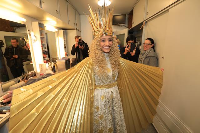 Das Nürnberger Christkind Benigna Munsi bei der Anprobe im Opernhaus.  | Foto: Udo Dreier