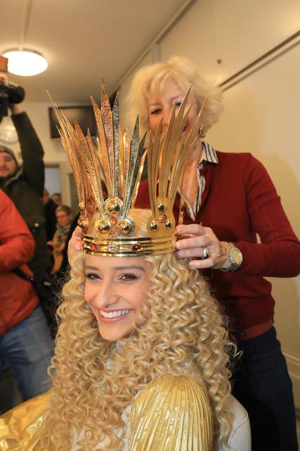 Das Nürnberger Christkind Benigna Munsi bei der Anprobe im Opernhaus.  | Foto: Udo Dreier