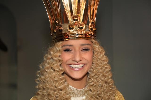 Das Nürnberger Christkind Benigna Munsi bei der Anprobe im Opernhaus.  | Foto: Udo Dreier