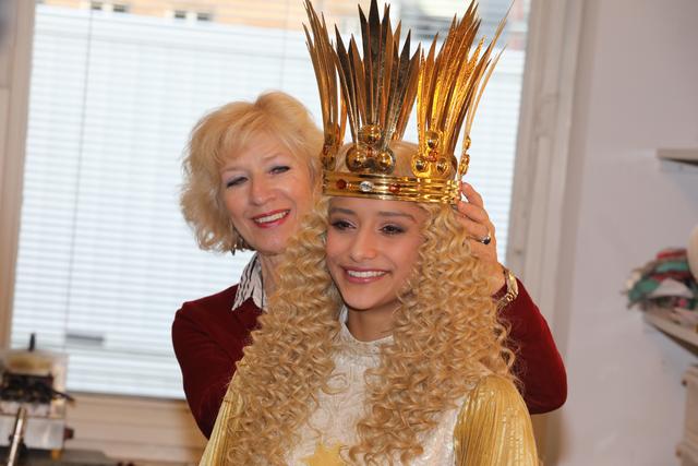 Das Nürnberger Christkind Benigna Munsi bei der Anprobe im Opernhaus.  | Foto: Udo Dreier