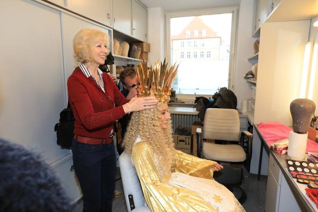 Das Nürnberger Christkind Benigna Munsi bei der Anprobe im Opernhaus.  | Foto: Udo Dreier