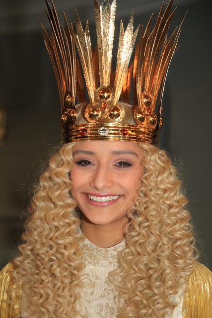 Das Nürnberger Christkind Benigna Munsi bei der Anprobe im Opernhaus.  | Foto: Udo Dreier