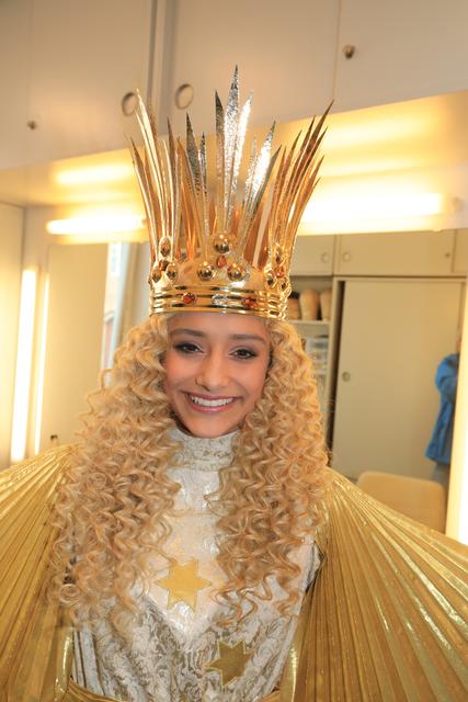 Das Nürnberger Christkind Benigna Munsi bei der Anprobe im Opernhaus.  | Foto: Udo Dreier