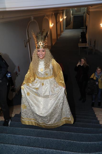 Das Nürnberger Christkind Benigna Munsi bei der Anprobe im Opernhaus.  | Foto: Udo Dreier