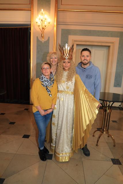 Das Nürnberger Christkind Benigna Munsi bei der Anprobe im Opernhaus.  | Foto: Udo Dreier