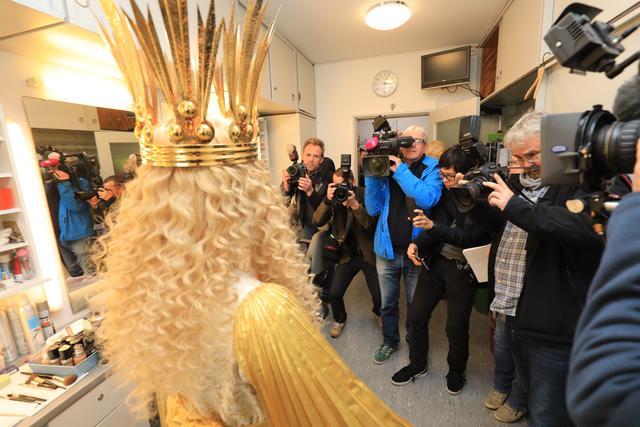 Das Nürnberger Christkind Benigna Munsi bei der Anprobe im Opernhaus.  | Foto: Udo Dreier