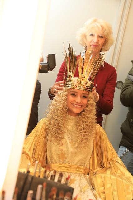 Das Nürnberger Christkind Benigna Munsi bei der Anprobe im Opernhaus.  | Foto: Udo Dreier