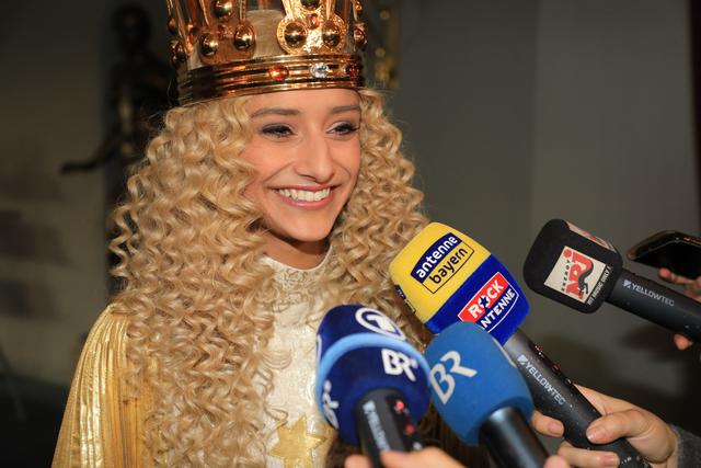 Das Nürnberger Christkind Benigna Munsi bei der Anprobe im Opernhaus.  | Foto: Udo Dreier