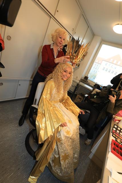 Das Nürnberger Christkind Benigna Munsi bei der Anprobe im Opernhaus.  | Foto: Udo Dreier