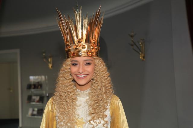 Das Nürnberger Christkind Benigna Munsi bei der Anprobe im Opernhaus.  | Foto: Udo Dreier