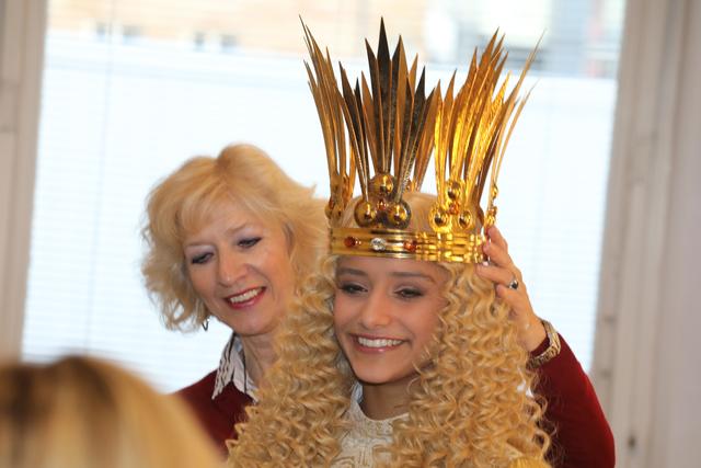 Das Nürnberger Christkind Benigna Munsi bei der Anprobe im Opernhaus.  | Foto: Udo Dreier