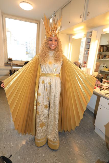 Das Nürnberger Christkind Benigna Munsi bei der Anprobe im Opernhaus.  | Foto: Udo Dreier