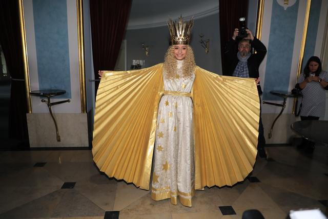 Das Nürnberger Christkind Benigna Munsi bei der Anprobe im Opernhaus.  | Foto: Udo Dreier