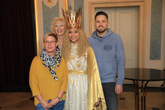 Das Nürnberger Christkind Benigna Munsi bei der Anprobe im Opernhaus.  | Foto: Udo Dreier