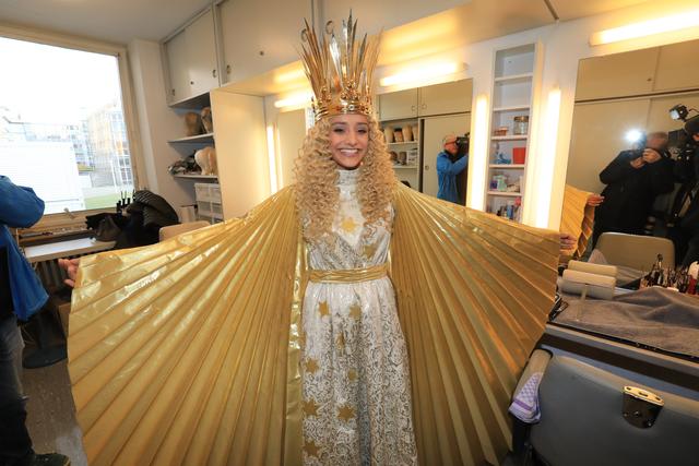 Das Nürnberger Christkind Benigna Munsi bei der Anprobe im Opernhaus.  | Foto: Udo Dreier