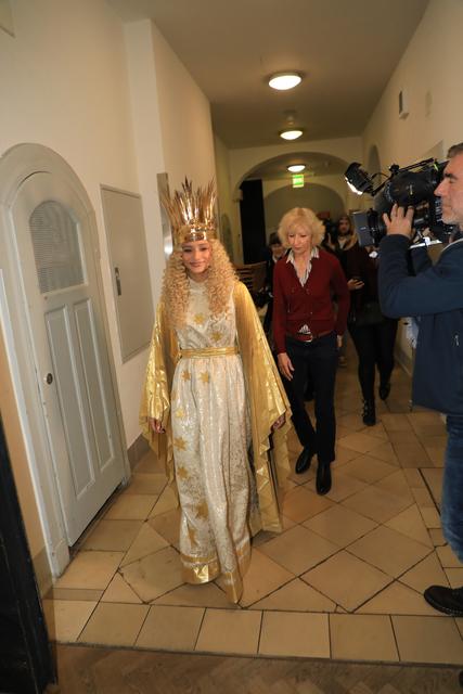 Das Nürnberger Christkind Benigna Munsi bei der Anprobe im Opernhaus.  | Foto: Udo Dreier