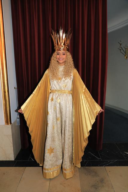 Das Nürnberger Christkind Benigna Munsi bei der Anprobe im Opernhaus.  | Foto: Udo Dreier