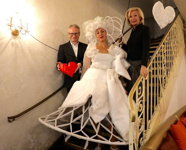 Dr. Michael Kläver, stv. Vorstandsmitglied der Sparkasse Nürnberg, Sopranistin Gertrud Demmler-Schwab und Nürnbergs Kulturreferentin Prof. Dr. Julia Lehner am Silvester-Spielort der Pocket Opera (v.l.).  | Foto: Nicole Fuchsbauer