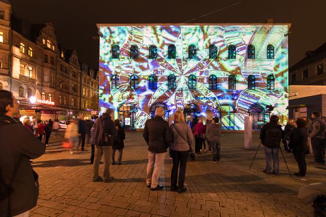 Im Jubiläumsjahr 2018 wurden erstmals Fassaden in der Innenstadt illuminiert. Die Kunstaktion fand sofort viele Anhänger, daher findet sie in diesem Jahr ihre Fortsetzung.