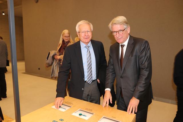 Unternehmer Peter Kurz (r.), Vorstand der Leonhard Kurz Stiftung, mit Prof. Dr. Karl-Dieter Grüske, FAU-Präsident a.D.