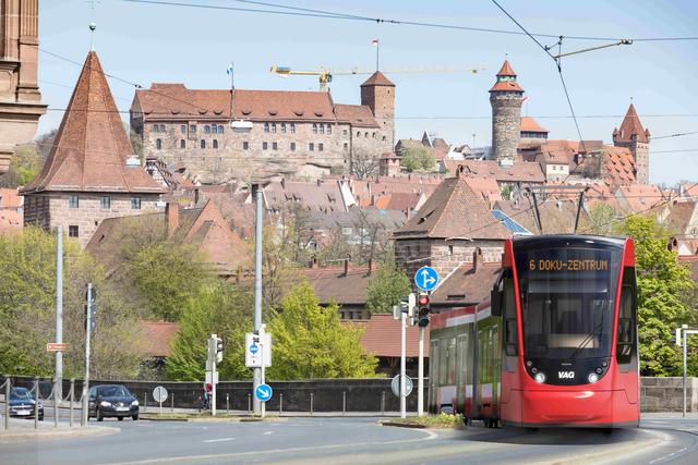 Neue Straßenbahnen für Nürnberg. Die Basisbestellung umfasst zwölf Bahnen des Typs Avenio, die bis Ende 2022 insbesondere zur Angebotsverstärkung geliefert werden sollen. Zudem beinhaltet der Auftrag Optionen für den Bau von weiteren 75 Fahrzeugen, die voraussichtlich bis 2034 beauftragt werden können.