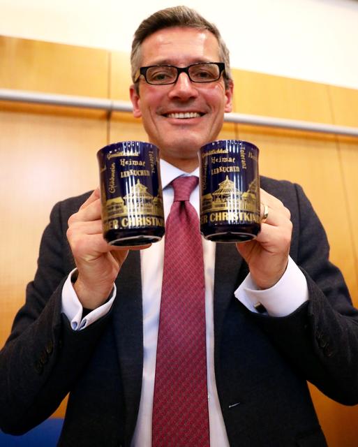 Wirtschaftsreferent Dr. Michael Fraas zeigt uns die neuen Christkindlesmarkttassen.