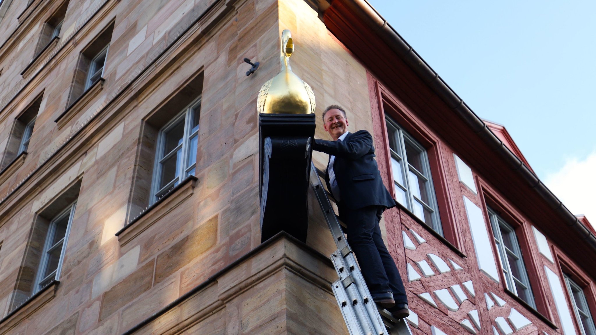 Der goldene Schwan kehrt zurück: Endlich ist er wieder da! - Fürth