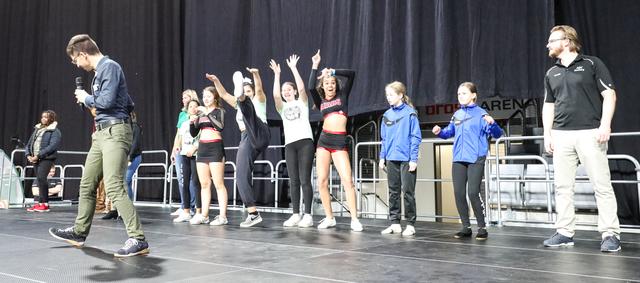 Tanzsport: Mini-Workshop des TSC Rhythmus Bamberg auf der Bühne mit einem flotten Cha Cha.  | Foto: Nicole Fuchsbauer