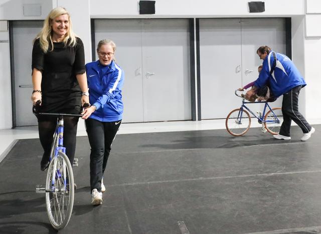Staatsministerin Melanie Huml beim Kunstradfahren.  | Foto: Nicole Fuchsbauer
