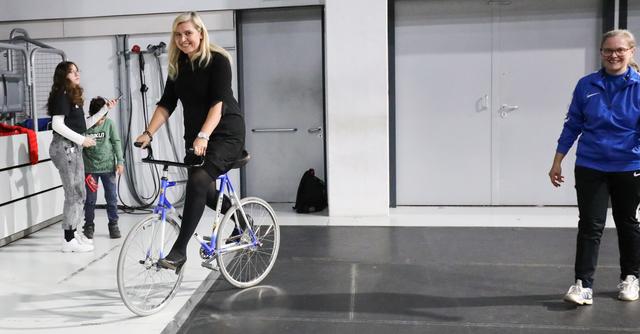 Staatsministerin Melanie Huml beim Kunstradfahren. | Foto: Nicole Fuchsbauer