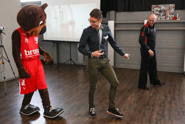 Brose-Maskottchen macht die ersten Tanzschritte.  | Foto: Nicole Fuchsbauer