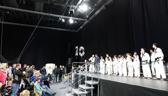 Die Sportvereine stellten auf der Bühen ihre Sportarten vor.  | Foto: Nicole Fuchsbauer