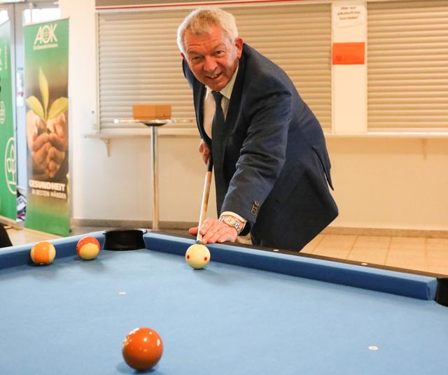 Landrat Johann Kalb probierte sich u.a. im Billard.  | Foto: Nicole Fuchsbauer