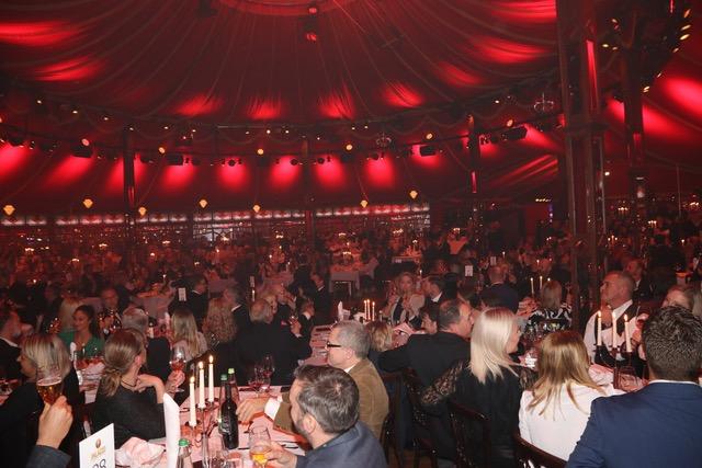 Volles Haus: 350 Gäste bei der Premiere im Spiegelpalast an der Bayernstraße. | Foto: John R. Braun