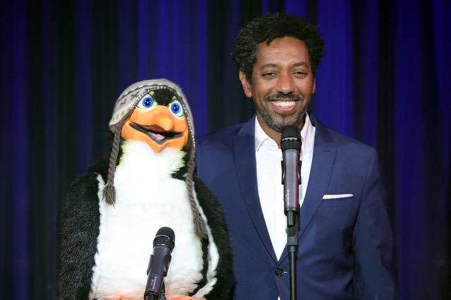 Perfektes Entertainment: Comedien Daniel Reinsberg, in Äthiopien geborener Wahlberliner, begeistert mit seinem Mix aus Bauchreden und feinsinnigem Charme. | Foto: John R. Braun