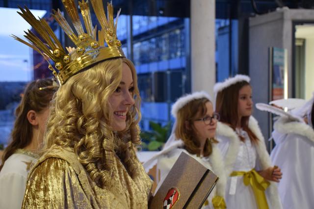 Christkind Larissa Wiegel aus Langenzenn (links) bringt mit ihrem Prolog den „Weihnachtsfrieden“ ins Landratsamt.